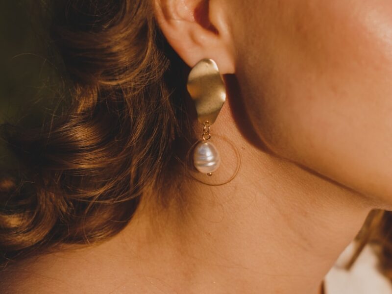 woman wearing silver and white pearl earring
